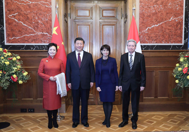 1月15日，國(guó)家主席習(xí)近平在伯爾尼出席瑞士聯(lián)邦委員會(huì)全體委員集體舉行的迎接儀式並致辭。這是瑞士聯(lián)邦主席洛伊特哈德夫婦在聯(lián)邦大廈迎接習(xí)近平和夫人彭麗媛。 新華社記者 蘭紅光 攝