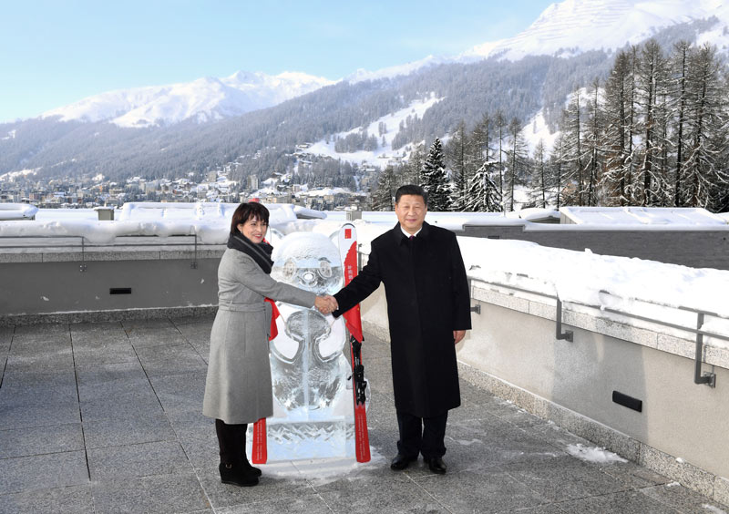 1月17日，國家主席習近平同瑞士聯邦主席洛伊特哈德在達沃斯共同啟動中瑞旅游年。兩國元首在熊貓冰雕像和印有中瑞兩國國旗及“中瑞旅游年”字樣的滑雪板旁合影留念。新華社記者 丁林 攝