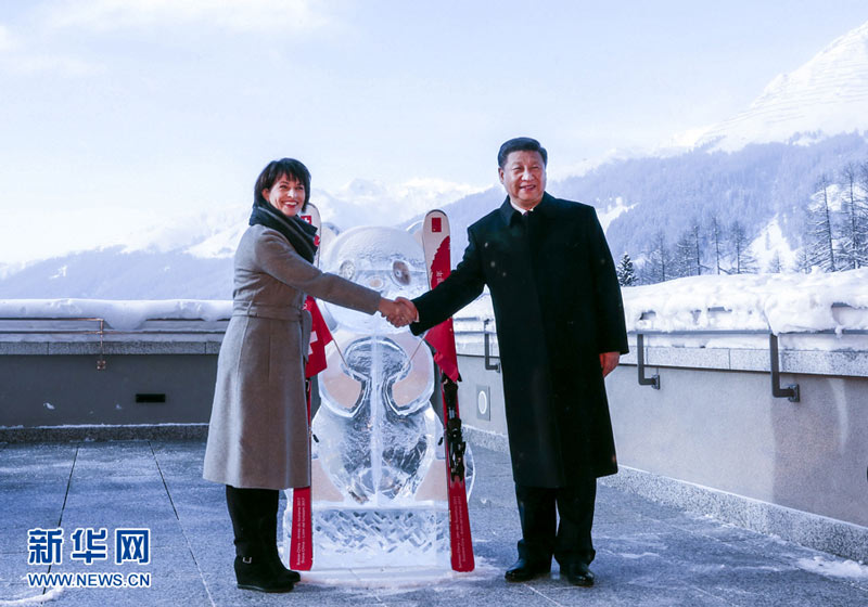 1月17日，國家主席習近平同瑞士聯邦主席洛伊特哈德在達沃斯共同啟動中瑞旅游年。兩國元首在熊貓冰雕像和印有中瑞兩國國旗及“中瑞旅游年”字樣的滑雪板旁合影留念。新華社記者 丁林 攝