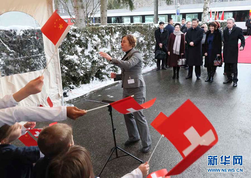 1月15日，國(guó)家主席習(xí)近平在瑞士聯(lián)邦主席洛伊特哈德陪同下，乘坐瑞士政府專(zhuān)列自蘇黎世前往瑞士首都伯爾尼。在專(zhuān)列行進(jìn)過(guò)程中，習(xí)近平和夫人彭麗媛受洛伊特哈德主席夫婦邀請(qǐng)，在輕鬆愉快的氛圍中品茶暢談。這是習(xí)近平和夫人彭麗媛在伯爾尼克爾薩茨火車(chē)站觀看瑞士童聲合唱團(tuán)表演。 新華社記者 蘭紅光