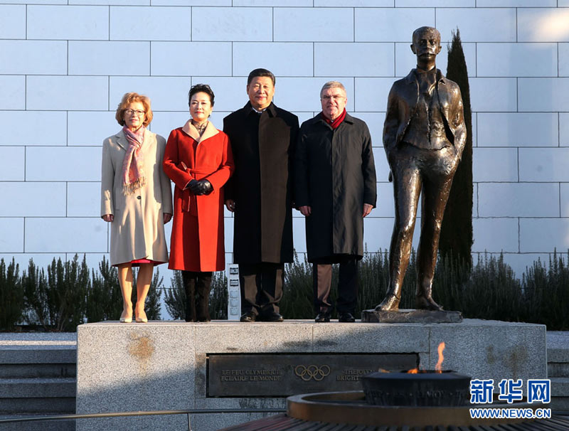 1月18日，國家主席習近平在瑞士洛桑國際奧林匹克博物館會見國際奧林匹克委員會主席巴赫。這是習近平和夫人彭麗媛與巴赫夫婦在現代奧林匹克運動發起人顧拜旦雕像前合影。新華社記者 姚大偉 攝