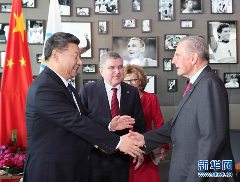 1月18日，國家主席習(xí)近平在瑞士洛桑國際奧林匹克博物館會見國際奧林匹克委員會主席巴赫。這是會見后，習(xí)近平與國際奧委會名譽主席羅格交談。新華社記者 蘭紅光 攝