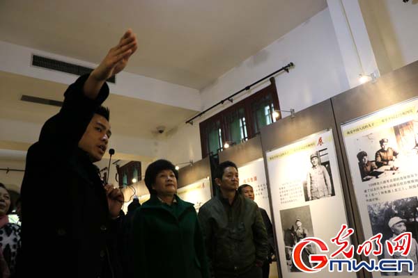 鄧小平圖片展在重慶舉行 國內首次公布部分在渝難忘瞬間