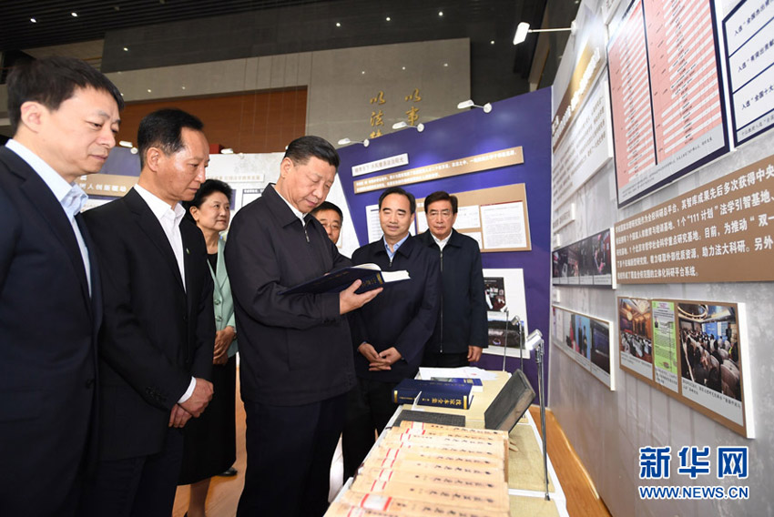 5月3日，中共中央總書記、國家主席、中央軍委主席習近平來到中國政法大學考察。這是習近平參觀校史及成果展。 新華社記者 李學仁 攝