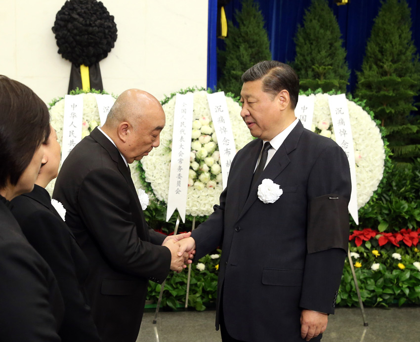 5月11日，布赫同志遺體在北京八寶山革命公墓火化。習(xí)近平、李克強(qiáng)、張德江、俞正聲、劉雲(yún)山、王岐山、張高麗、胡錦濤等前往八寶山送別。這是習(xí)近平與布赫親屬握手，表示深切慰問。新華社記者 姚大偉 攝