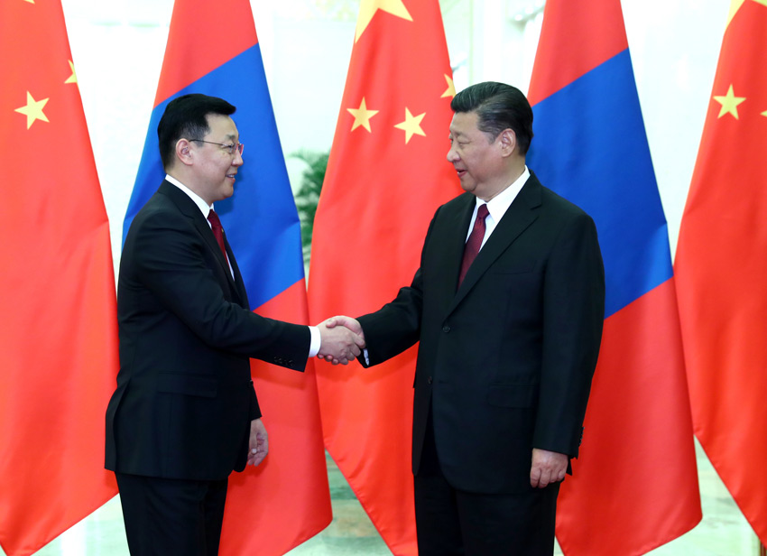 5月12日，國(guó)家主席習(xí)近平在北京人民大會(huì)堂會(huì)見(jiàn)來(lái)華出席“一帶一路”國(guó)際合作高峰論壇的蒙古國(guó)總理額爾登巴特。 新華社記者 劉衛(wèi)兵 攝