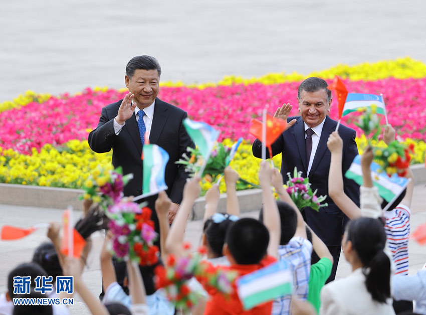 5月12日，國家主席習(xí)近平在北京人民大會(huì)堂同烏茲別克斯坦總統(tǒng)米爾濟(jì)約耶夫舉行會(huì)談。這是會(huì)談前，習(xí)近平在人民大會(huì)堂東門外廣場為米爾濟(jì)約耶夫舉行歡迎儀式。新華社記者王曄攝