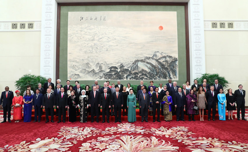 5月14日，國家主席習近平在北京人民大會堂舉行宴會，歡迎出席“一帶一路”國際合作高峰論壇的外方代表團團長及嘉賓。這是習近平和夫人彭麗媛同外方代表團團長及配偶集體合影留念。新華社記者 謝環馳 攝