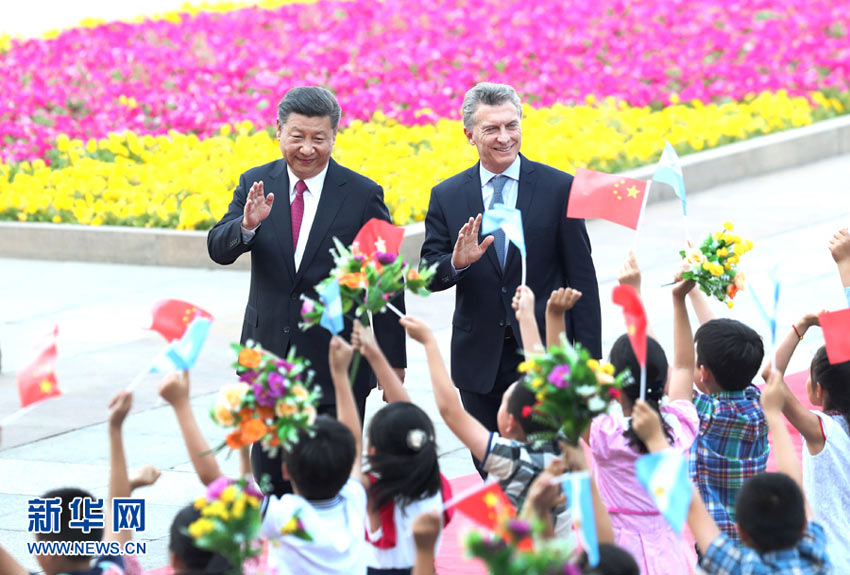 5月17日，國(guó)家主席習(xí)近平在北京人民大會(huì)堂同阿根廷總統(tǒng)馬克裡舉行會(huì)談。會(huì)談前，習(xí)近平在人民大會(huì)堂東門外廣場(chǎng)為馬克裡舉行歡迎儀式。新華社記者 馬佔(zhàn)成 攝