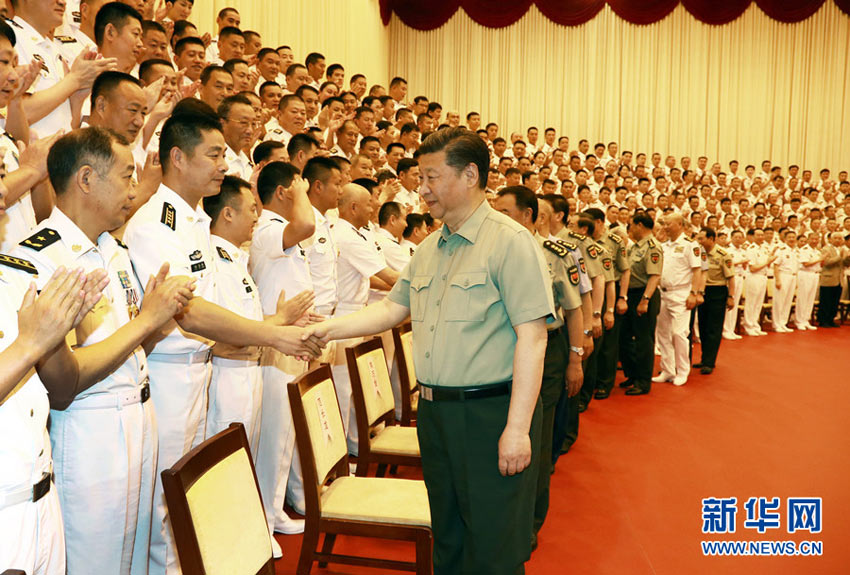 5月24日，中共中央總書記、國家主席、中央軍委主席習(xí)近平視察海軍機關(guān)，親切接見海軍第十二次黨代會全體代表和海軍機關(guān)正師職以上領(lǐng)導(dǎo)干部。這是習(xí)近平同大家親切握手。新華社記者 查春明 攝
