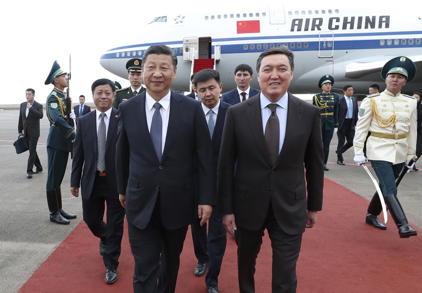 6月7日，國家主席習(xí)近平乘專機(jī)抵達(dá)哈薩克斯坦共和國首都阿斯塔納，開始對(duì)哈薩克斯坦共和國進(jìn)行國事訪問並出席上海合作組織成員國元首理事會(huì)第十七次會(huì)議和阿斯塔納專項(xiàng)世博會(huì)開幕式。習(xí)近平在機(jī)場受到哈薩克斯坦第一副總理馬明等熱情迎接。新華社記者 龐興雷 攝
