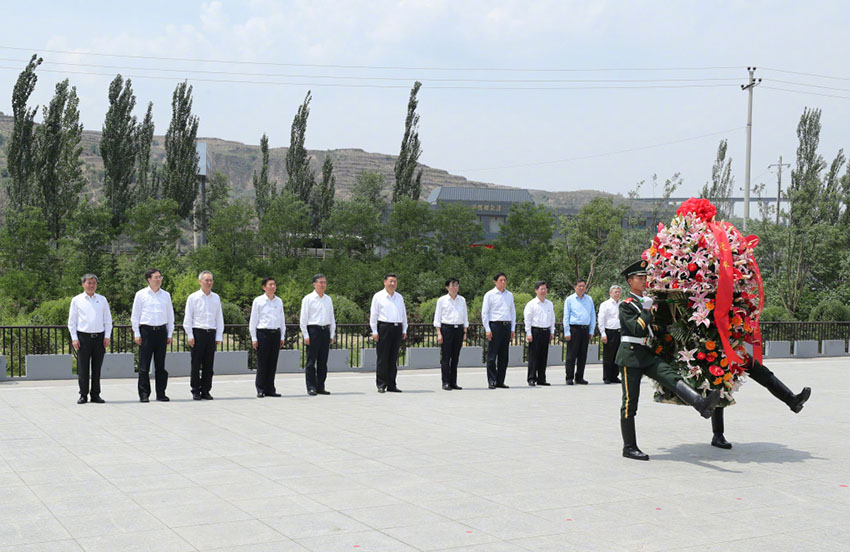6月21日，中共中央總書記、國家主席、中央軍委主席習(xí)近平到山西考察調(diào)研。這是習(xí)近平來到興縣，參觀晉綏邊區(qū)革命紀(jì)念館，向革命烈士敬獻(xiàn)花籃。新華社記者 龐興雷 攝