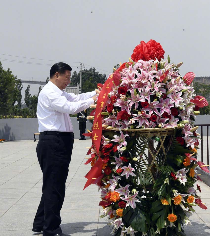 6月21日，中共中央總書記、國家主席、中央軍委主席習近平到山西考察調研。這是習近平來到興縣，參觀晉綏邊區革命紀念館，向革命烈士敬獻花籃。新華社記者 李學仁 攝