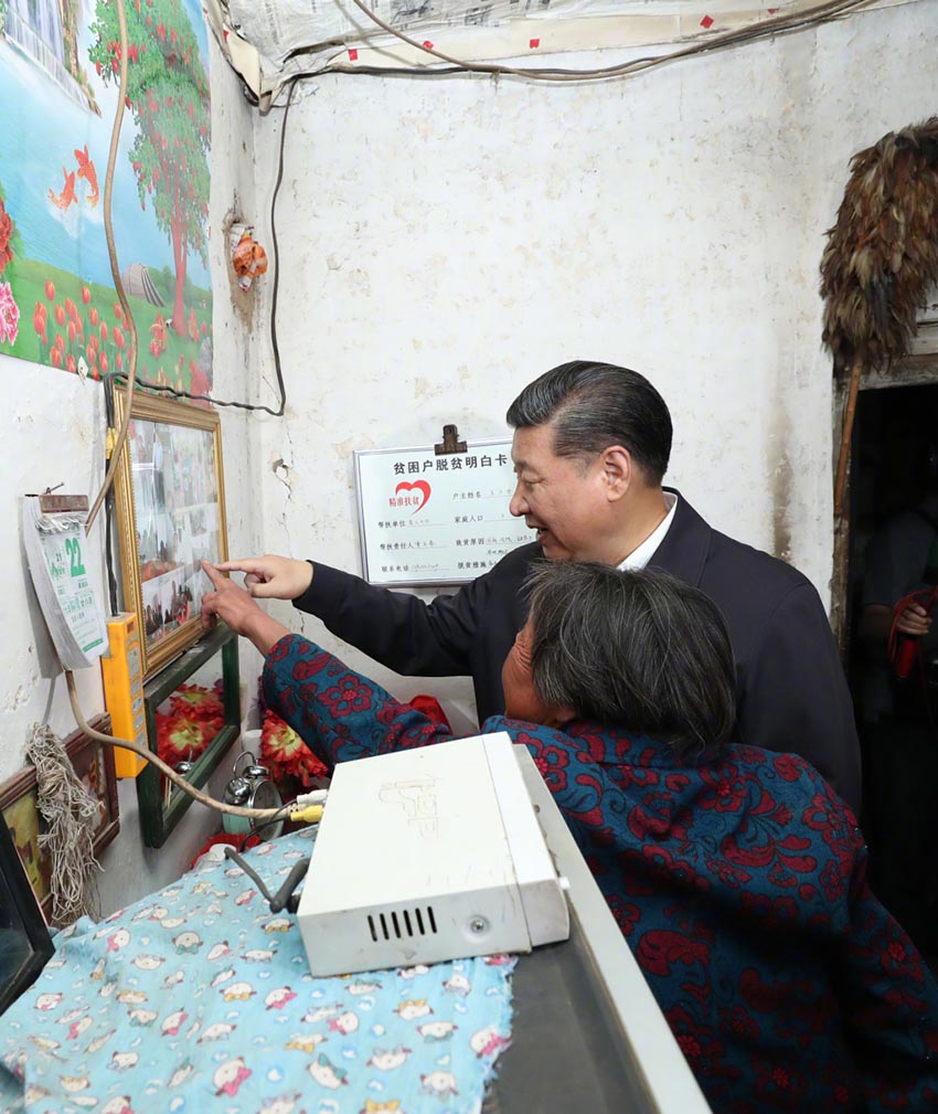 6月21日，中共中央總書記、國家主席、中央軍委主席習近平到山西考察調(diào)研。這是習近平來到忻州市岢嵐縣趙家窪村看望貧困村民王三女。新華社記者 龐興雷 攝