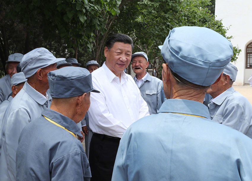 6月21日，中共中央總書記、國家主席、中央軍委主席習近平到山西考察調研。這是習近平來到興縣晉綏軍區司令部舊址，同當年在晉綏邊區參加對敵斗爭的老戰士們親切交談。新華社記者 龐興雷 攝