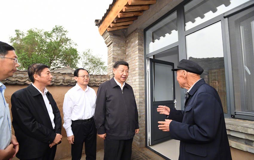 6月21日，中共中央總書記、國家主席、中央軍委主席習(xí)近平到山西考察調(diào)研。這是習(xí)近平來到忻州市岢嵐縣易地扶貧搬遷集中安置點(diǎn)——宋家溝新村村民張貴明家中看望。新華社記者 李學(xué)仁 攝