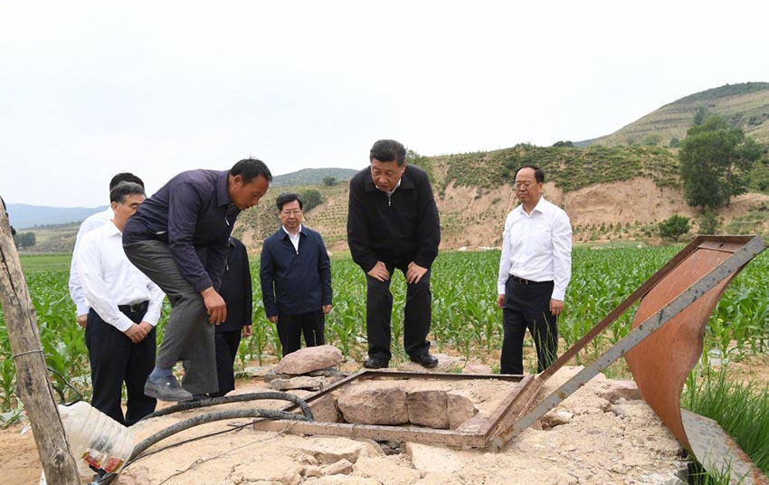 6月21日，中共中央總書記、國家主席、中央軍委主席習近平到山西考察調研。這是習近平來到忻州市岢嵐縣趙家窪村唯一的一口飲水井旁，登上用石塊壘起的井臺，察看井裡蓄水的情況。新華社記者 李學仁 攝