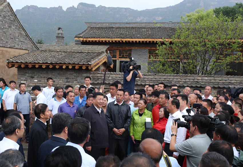 6月21日，中共中央總書記、國家主席、中央軍委主席習近平到山西考察調(diào)研。這是習近平來到忻州市岢嵐縣一處已經(jīng)建設(shè)好的易地扶貧搬遷集中安置點——宋家溝新村，同群眾親切交談。新華社記者 龐興雷 攝