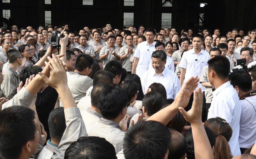 6月22日，中共中央總書記、國家主席、中央軍委主席習近平在山西太原考察企業。這是習近平與太原重工軌道交通設備有限公司職工親切交流。新華社記者 李學仁 攝