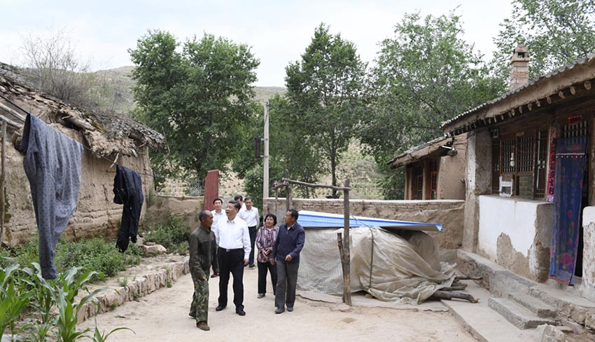 6月21日，中共中央總書記、國家主席、中央軍委主席習近平到山西考察調(diào)研。這是習近平來到忻州市岢嵐縣趙家窪村看望貧困村民曹六仁。新華社記者 李學仁 攝
