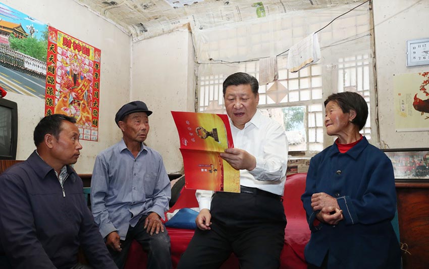 6月21日，中共中央總書記、國家主席、中央軍委主席習近平到山西考察調研。這是習近平來到忻州市岢嵐縣趙家窪村看望貧困村民劉福有。新華社記者 龐興雷 攝