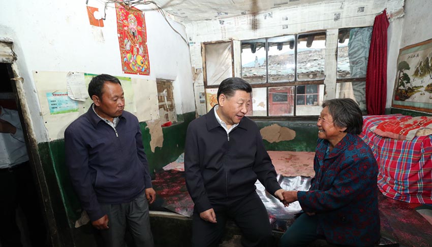 6月21日，中共中央總書記、國家主席、中央軍委主席習近平到山西考察調研。這是習近平來到忻州市岢嵐縣趙家窪村看望貧困村民王三女。新華社記者 龐興雷 攝