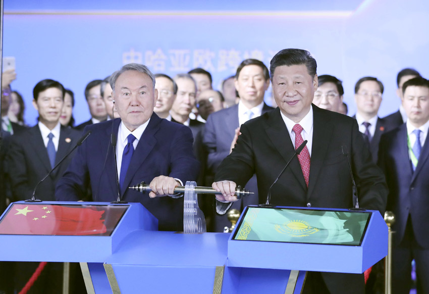 6月8日，正在哈薩克斯坦訪問的國家主席習近平在哈薩克斯坦總統納扎爾巴耶夫陪同下，參觀阿斯塔納專項世博會中國國家館，並共同出席中哈亞歐跨境運輸視頻連線儀式。這是在中國國家館舉行的中哈亞歐跨境運輸視頻連線儀式上，兩國元首共同推動操控桿，視頻顯示中哈連雲港物流合作基地和“霍爾果斯－東大門”經濟特區無水港兩個分會場四列火車鳴笛開行。新華社記者 丁林 攝