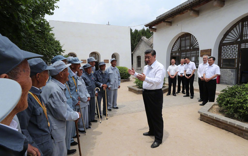 6月21日，中共中央總書記、國家主席、中央軍委主席習近平到山西考察調(diào)研。這是習近平來到興縣晉綏軍區(qū)司令部舊址，同當年在晉綏邊區(qū)參加對敵斗爭的老戰(zhàn)士們親切交談。新華社記者 龐興雷 攝