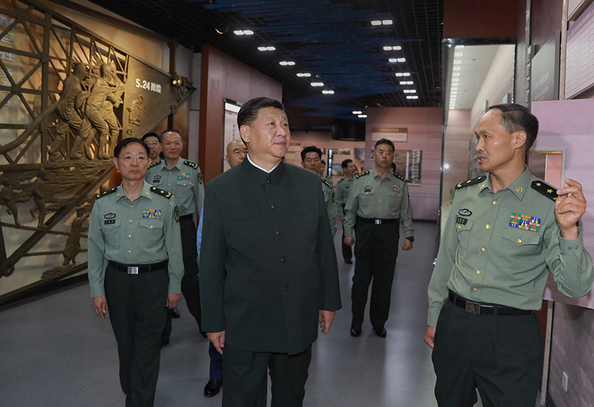 6月22日，正在山西省考察工作的中共中央總書記、國家主席、中央軍委主席習近平來到駐晉部隊某基地視察調研，代表黨中央和中央軍委，向基地組建50周年致以熱烈的祝賀，向老一輩創業者、廣大基地官兵致以崇高的敬意和誠摯的問候。這是習近平視察基地軍史館。 新華社記者 李剛 攝
