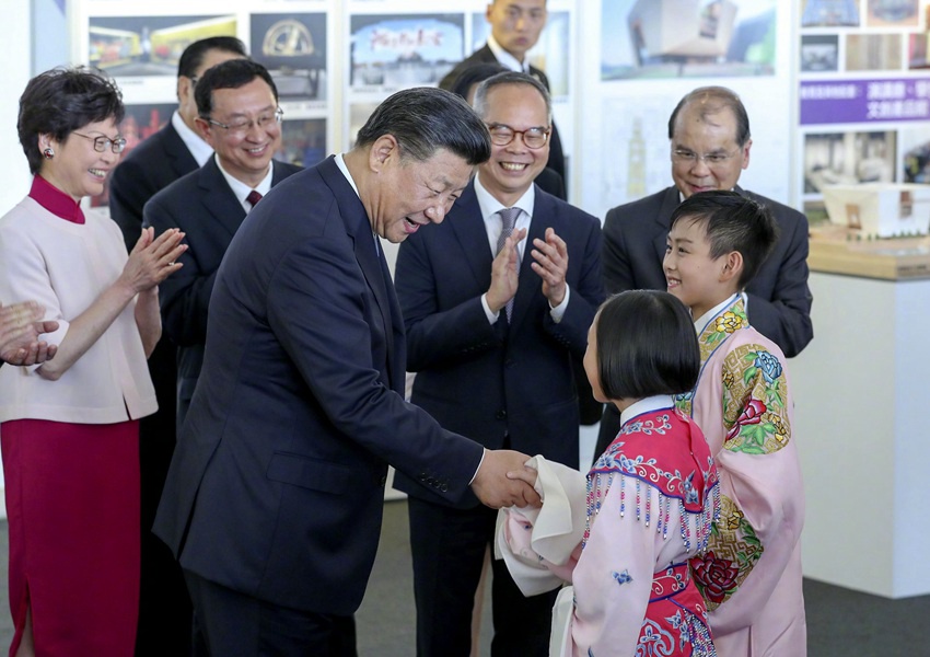 這是習近平同現場演唱粵劇選段的兩名兒童親切交談。新華社記者 丁林 攝
