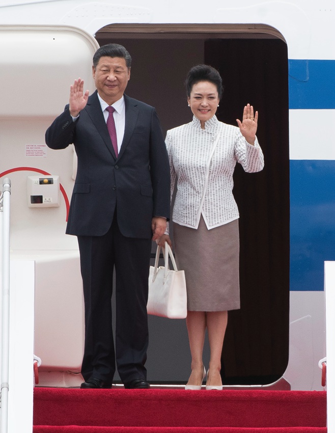 6月29日中午，中共中央總書記、國家主席、中央軍委主席習(xí)近平乘專機(jī)抵達(dá)香港，出席將於7月1日舉行的慶祝香港回歸祖國20周年大會(huì)暨香港特別行政區(qū)第五屆政府就職典禮並視察香港。這是習(xí)近平和夫人彭麗媛走出艙門，向歡迎的人群揮手致意。新華社記者 呂小煒 攝
