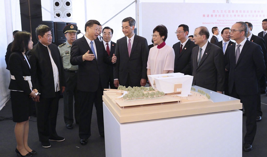 這是習近平在簽署儀式前聽取西九文化區規劃和香港故宮文化博物館選址建設等情況的介紹。新華社記者 蘭紅光 攝