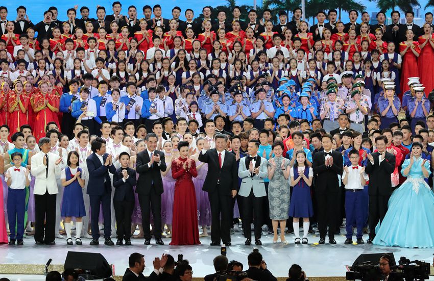 6月30日晚，中共中央總書記、國家主席、中央軍委主席習近平在香港會展中心觀看《心連心·創未來》慶祝香港回歸祖國20周年文藝晚會。這是晚會最后，習近平走上舞臺，同主要演職人員一一握手，並同全場一起高唱《歌唱祖國》，祝願偉大祖國繁榮昌盛，祝福香港明天更加美好。新華社記者 馬佔成 攝