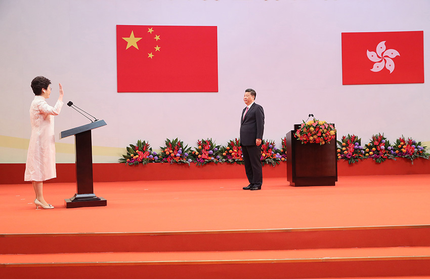 7月1日上午，慶祝香港回歸祖國20周年大會(huì)暨香港特別行政區(qū)第五屆政府就職典禮在香港會(huì)展中心隆重舉行。中共中央總書記、國家主席、中央軍委主席習(xí)近平出席並發(fā)表重要講話。這是習(xí)近平監(jiān)誓，香港特別行政區(qū)第五任行政長(zhǎng)官林鄭月娥宣誓就職。新華社記者 蘭紅光 攝