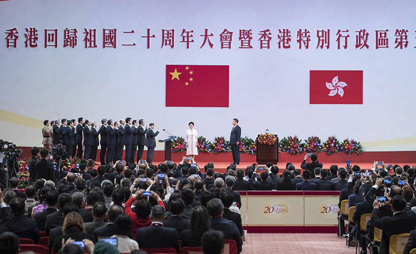 7月1日上午，慶祝香港回歸祖國20周年大會(huì)暨香港特別行政區(qū)第五屆政府就職典禮在香港會(huì)展中心隆重舉行。中共中央總書記、國家主席、中央軍委主席習(xí)近平出席並發(fā)表重要講話。這是習(xí)近平監(jiān)誓，香港特別行政區(qū)第五屆政府主要官員在林鄭月娥帶領(lǐng)下宣誓就職。新華社記者 李濤 攝