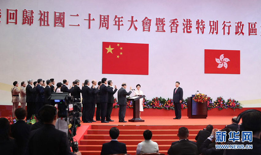 7月1日上午，慶祝香港回歸祖國20周年大會暨香港特別行政區第五屆政府就職典禮在香港會展中心隆重舉行。中共中央總書記、國家主席、中央軍委主席習近平出席並發表重要講話。這是習近平監誓，香港特別行政區第五屆政府主要官員在林鄭月娥帶領下宣誓就職。新華社記者 鞠鵬 攝