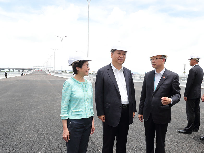 7月1日上午，國家主席習近平在香港特別行政區行政長官林鄭月娥陪同下，考察港珠澳大橋香港段建設工地和香港國際機場第三跑道建設情況。這是習近平來到港珠澳大橋香港段建設工地，聽取建設情況介紹，仔細詢問工程規劃、施工進度和質量安全等情況。 新華社記者 王曄 攝