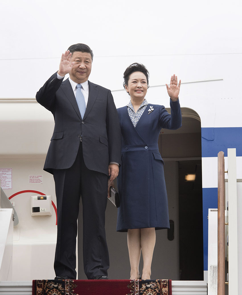 7月3日，國家主席習(xí)近平乘專機(jī)抵達(dá)莫斯科，開始對(duì)俄羅斯聯(lián)邦進(jìn)行國事訪問。這是習(xí)近平和夫人彭麗媛步出艙門。 新華社記者 李學(xué)仁 攝
