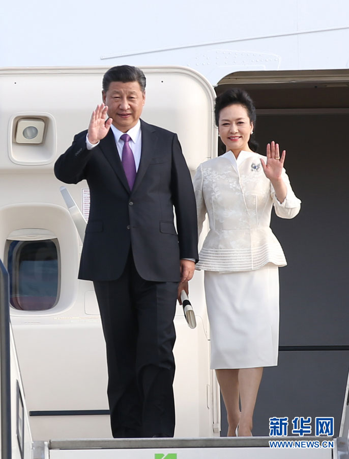7月4日，國家主席習(xí)近平乘專機(jī)抵達(dá)柏林，開始對(duì)德意志聯(lián)邦共和國進(jìn)行國事訪問。這是習(xí)近平和夫人彭麗媛步出艙門。 新華社記者 姚大偉 攝