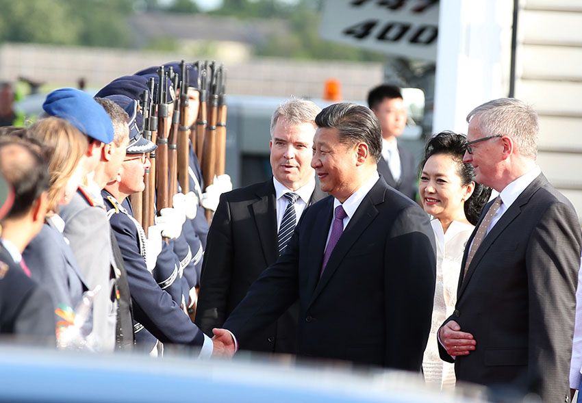 7月4日，國家主席習近平乘專機抵達柏林，開始對德意志聯邦共和國進行國事訪問。德國政府高級官員在舷梯旁迎接習近平和夫人彭麗媛。新華社記者 姚大偉 攝
