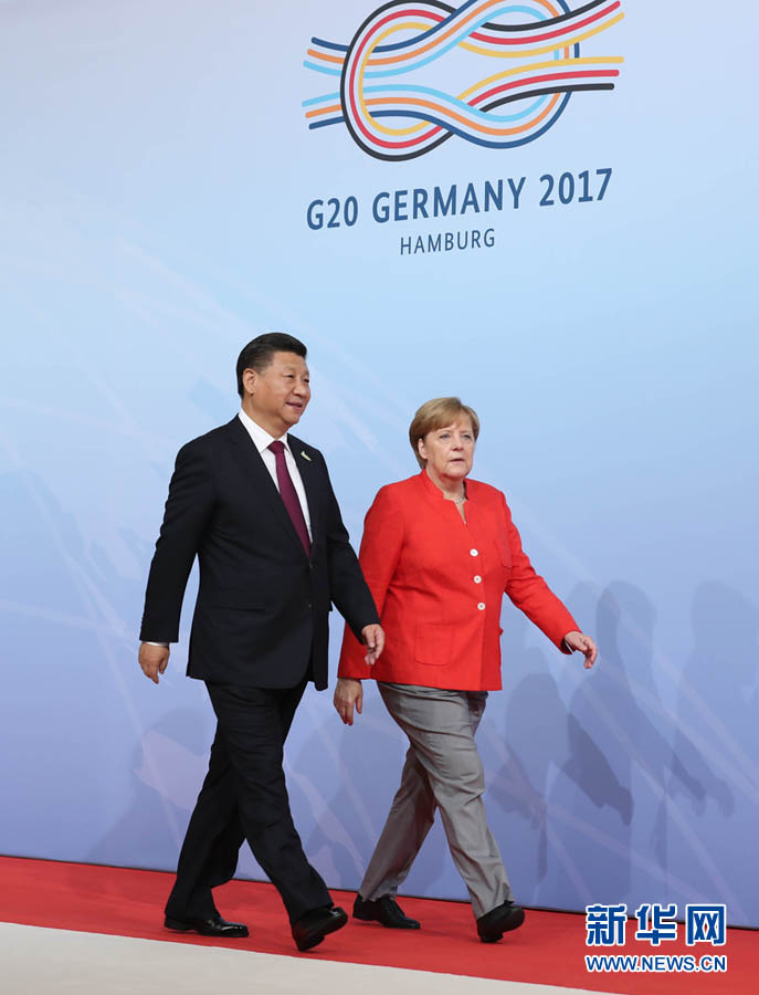 7月7日，二十國集團領導人第十二次峰會在德國漢堡舉行。國家主席習近平出席並發表題為《堅持開放包容　推動聯動增長》的重要講話。這是峰會開始前，習近平受到德國總理默克爾迎接。新華社記者 劉衛兵 攝