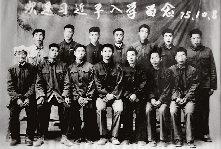 1975年10月，習近平離開梁家河去清華大學上學，10多位村民一直送他到延川縣城。這是他們在縣城的合影。