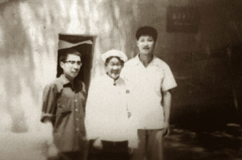 1975年8月，習(xí)近平和延川縣北京知青雷榕生，同勞動(dòng)英雄楊步浩（中）在延安王家坪合影。