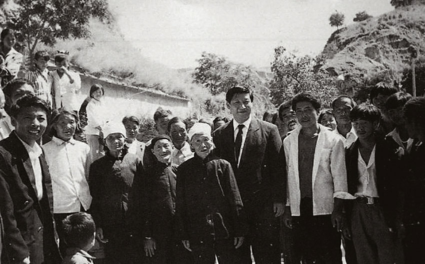 1993年9月，習近平回梁家河看望鄉親們。