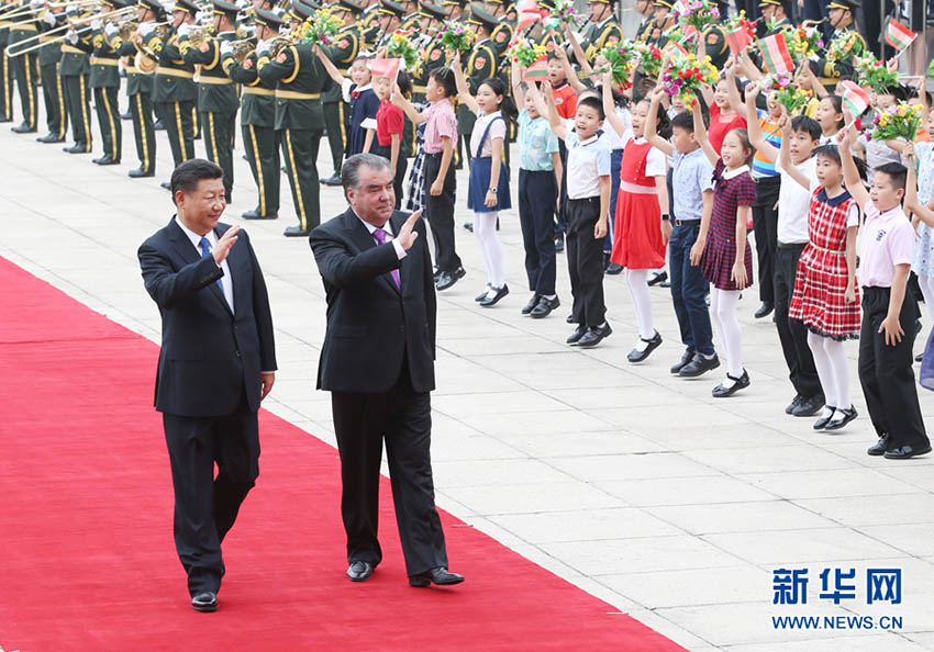 8月31日，國家主席習近平在北京人民大會堂同來華進行國事訪問並出席新興市場國家與發展中國家對話會的塔吉克斯坦總統拉赫蒙舉行會談。這是會談前，習近平在人民大會堂東門外廣場為拉赫蒙舉行歡迎儀式。新華社記者姚大偉攝