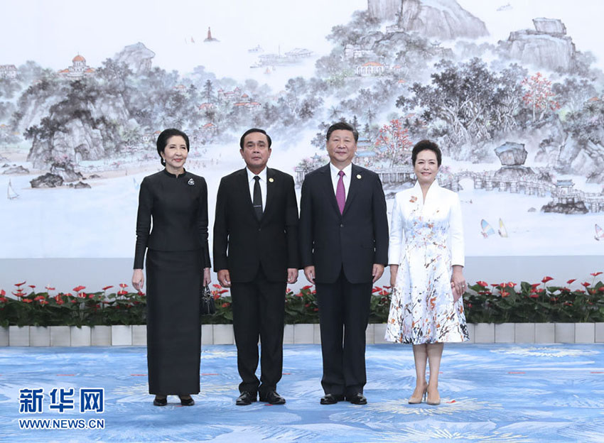9月4日，國家主席習近平和夫人彭麗媛在廈門國際會議中心舉行宴會，歡迎金磚國家和新興市場國家與發展中國家對話會受邀國領導人及配偶、嘉賓。這是習近平和彭麗媛迎候泰國總理巴育夫婦。新華社記者 馬佔成 攝