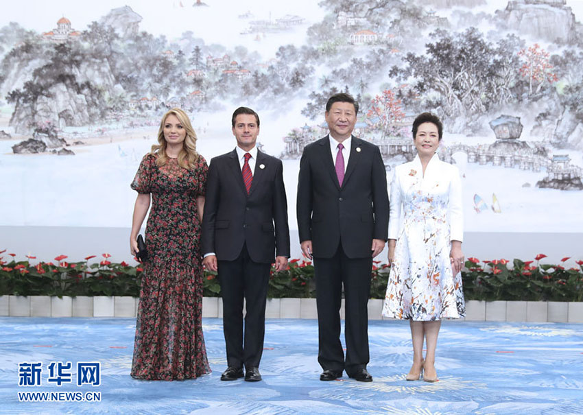 9月4日，國(guó)家主席習(xí)近平和夫人彭麗媛在廈門國(guó)際會(huì)議中心舉行宴會(huì)，歡迎金磚國(guó)家和新興市場(chǎng)國(guó)家與發(fā)展中國(guó)家對(duì)話會(huì)受邀國(guó)領(lǐng)導(dǎo)人及配偶、嘉賓。這是習(xí)近平和彭麗媛迎候墨西哥總統(tǒng)培尼亞夫婦。新華社記者 馬佔(zhàn)成 攝