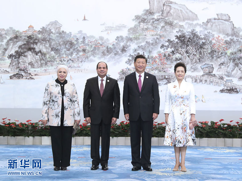9月4日，國家主席習近平和夫人彭麗媛在廈門國際會議中心舉行宴會，歡迎金磚國家和新興市場國家與發(fā)展中國家對話會受邀國領導人及配偶、嘉賓。這是習近平和彭麗媛迎候埃及總統(tǒng)塞西夫婦。新華社記者 馬佔成 攝