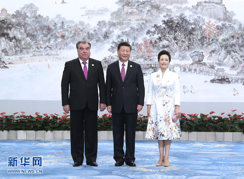 9月4日，國家主席習近平和夫人彭麗媛在廈門國際會議中心舉行宴會，歡迎金磚國家和新興市場國家與發展中國家對話會受邀國領導人及配偶、嘉賓。這是習近平和彭麗媛迎候塔吉克斯坦總統拉赫蒙。新華社記者 馬佔成 攝