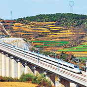 高速鐵路　　中國已建成世界上規(guī)模最大、運(yùn)營速度最快、具有完全自主知識(shí)產(chǎn)權(quán)的高速鐵路網(wǎng)絡(luò)。